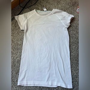 white ivivva tshirt size 14 fits like a lululemon size 2